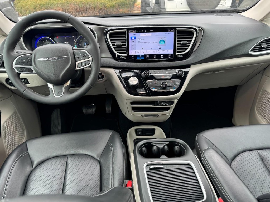 Chrysler Pacifica Vehicle Full-screen Gallery Image 12