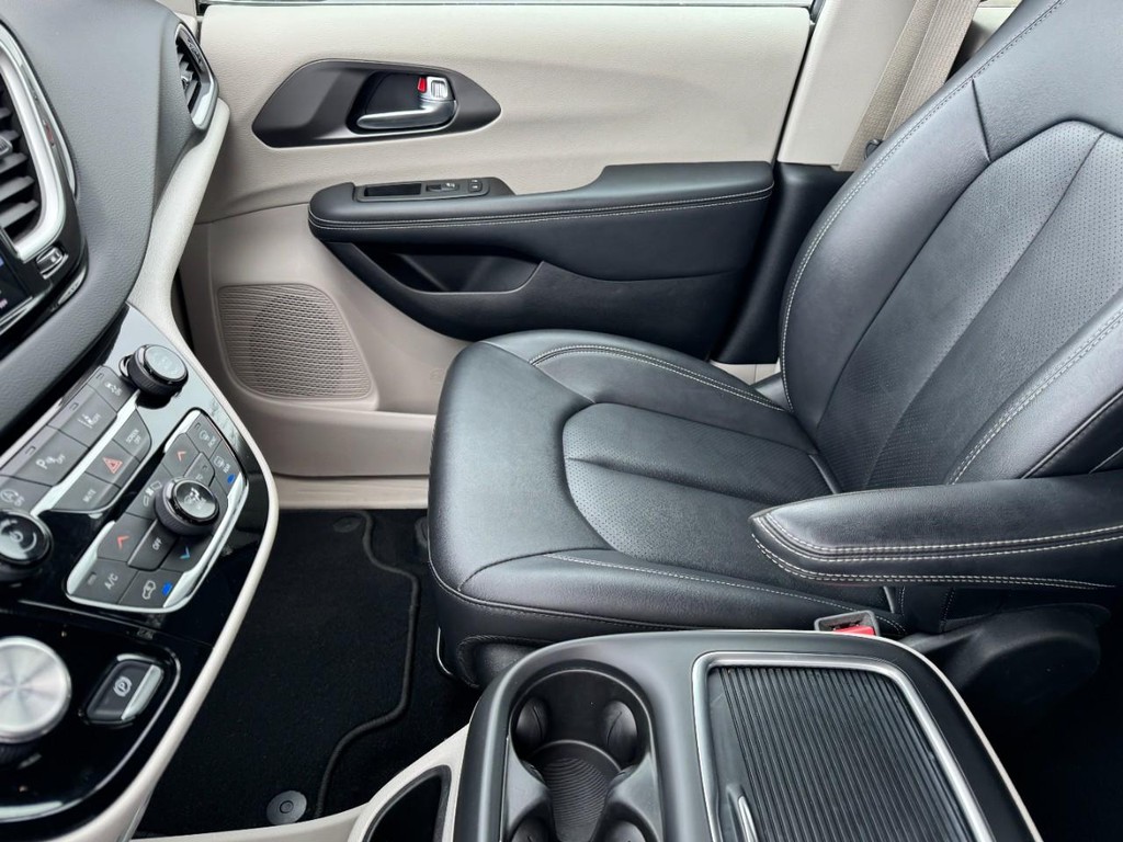 Chrysler Pacifica Vehicle Full-screen Gallery Image 14