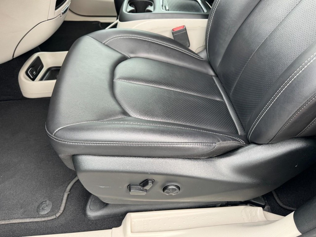 Chrysler Pacifica Vehicle Full-screen Gallery Image 15