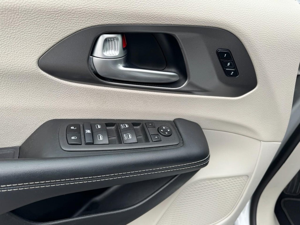 Chrysler Pacifica Vehicle Full-screen Gallery Image 16