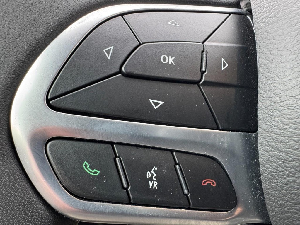 Chrysler Pacifica Vehicle Full-screen Gallery Image 17