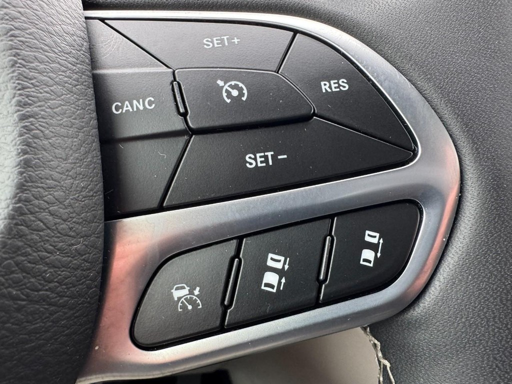 Chrysler Pacifica Vehicle Full-screen Gallery Image 18
