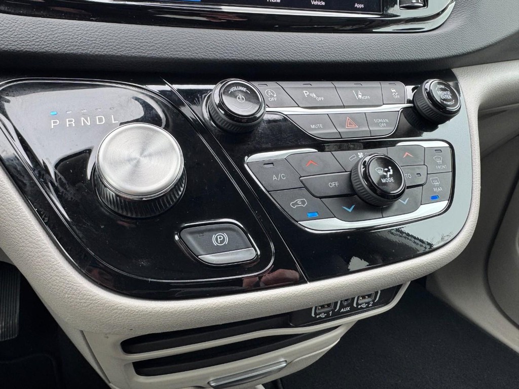 Chrysler Pacifica Vehicle Full-screen Gallery Image 19