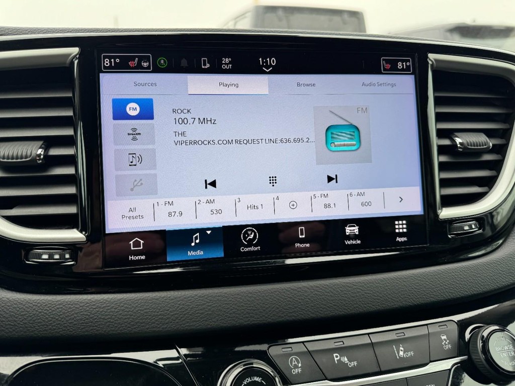 Chrysler Pacifica Vehicle Full-screen Gallery Image 20