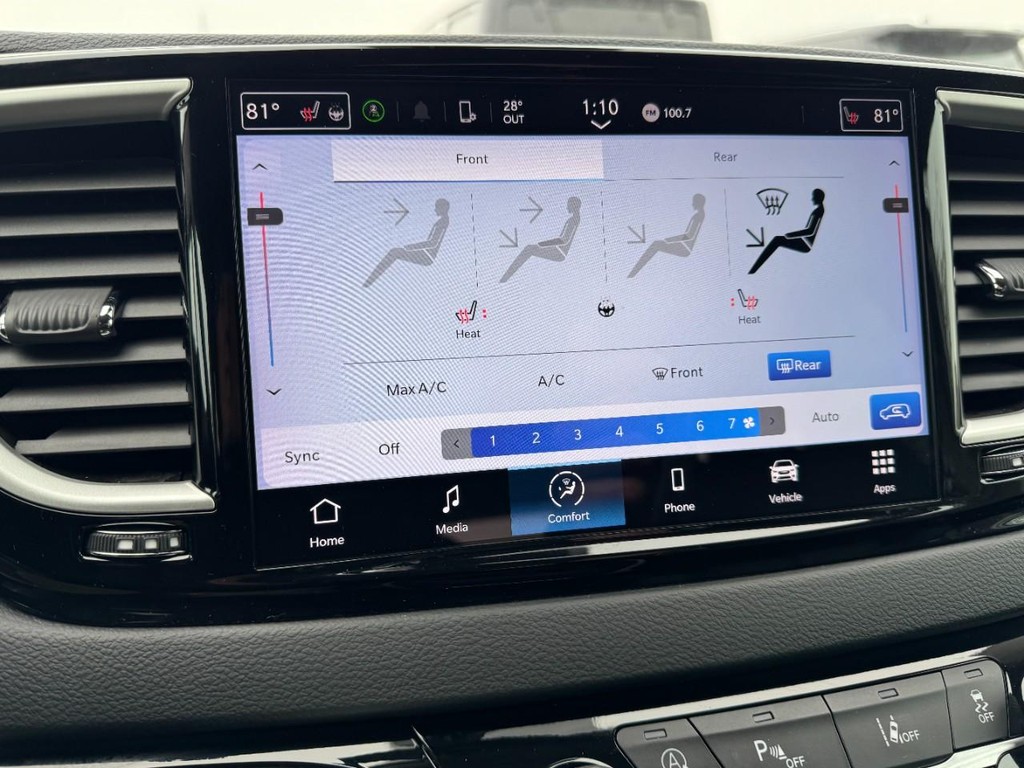 Chrysler Pacifica Vehicle Full-screen Gallery Image 21