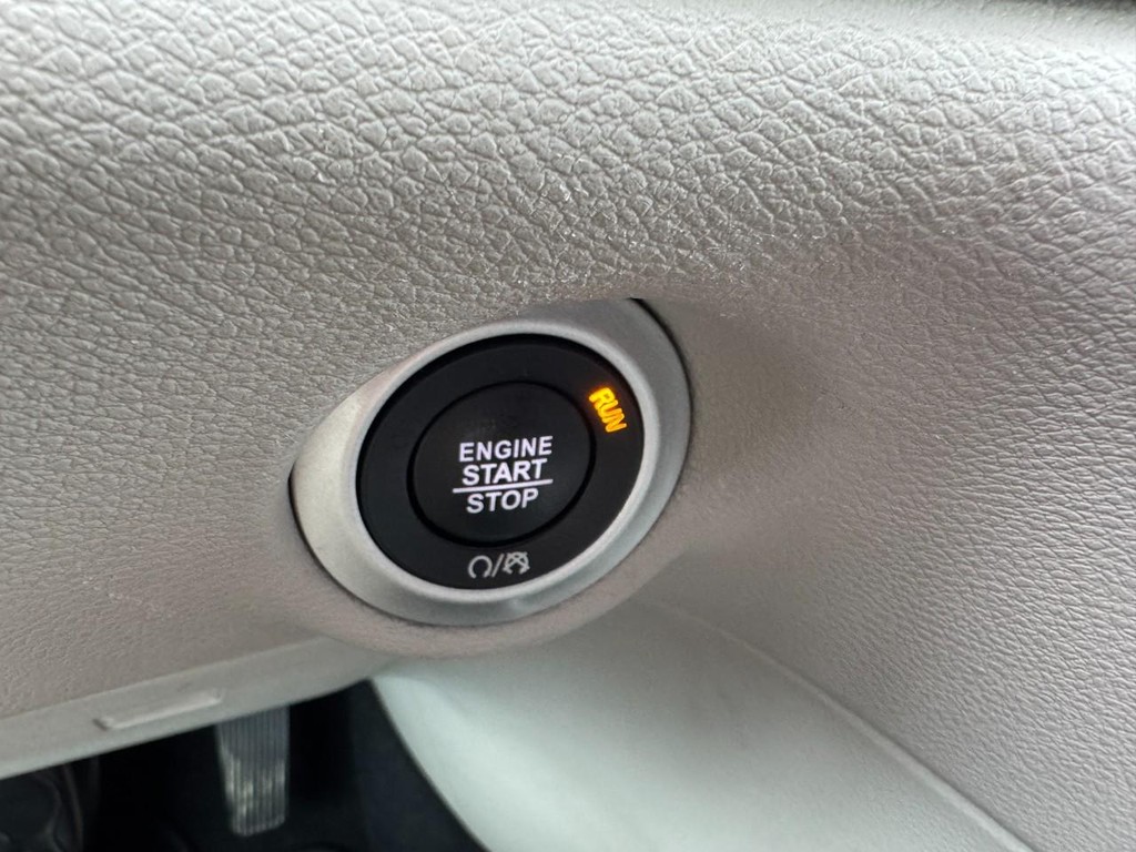Chrysler Pacifica Vehicle Full-screen Gallery Image 23