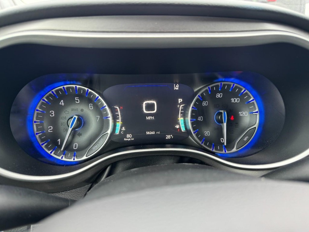 Chrysler Pacifica Vehicle Full-screen Gallery Image 24