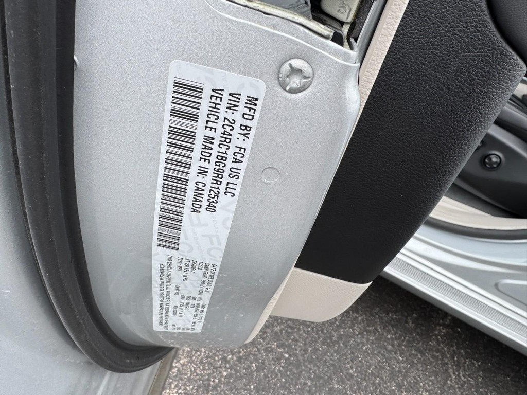 Chrysler Pacifica Vehicle Full-screen Gallery Image 25