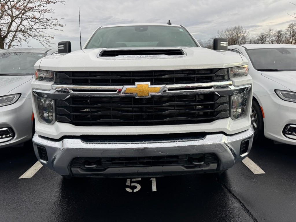 Chevrolet Silverado 2500HD Vehicle Full-screen Gallery Image 02