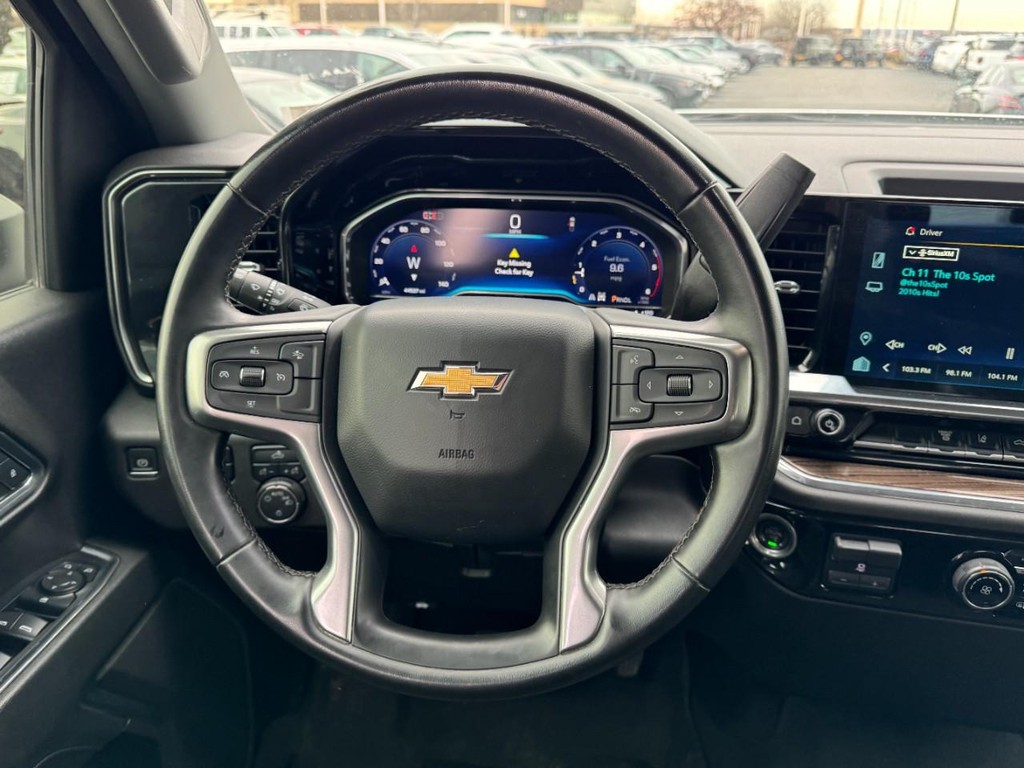 Chevrolet Silverado 2500HD Vehicle Full-screen Gallery Image 12