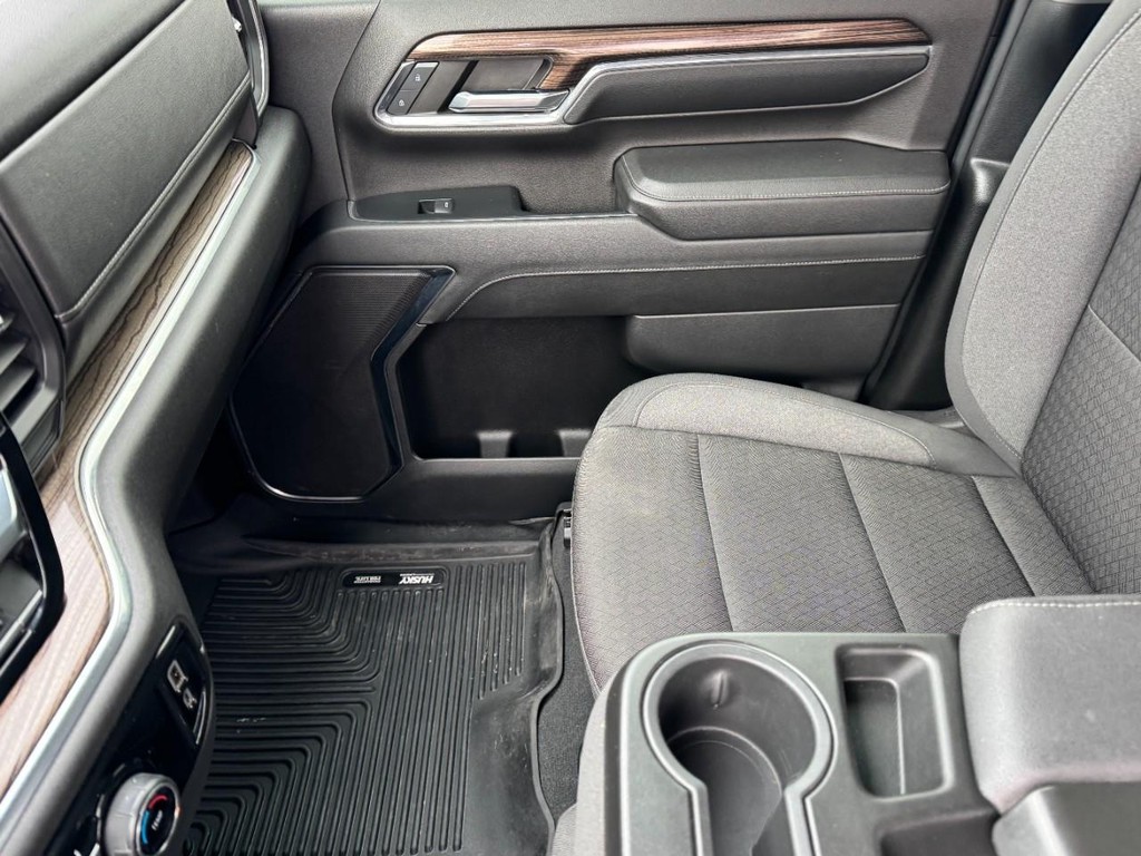 Chevrolet Silverado 2500HD Vehicle Full-screen Gallery Image 13