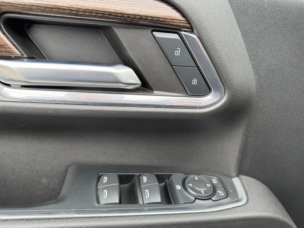 Chevrolet Silverado 2500HD Vehicle Full-screen Gallery Image 15