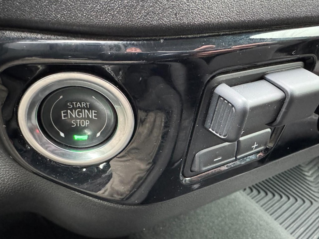 Chevrolet Silverado 2500HD Vehicle Full-screen Gallery Image 23