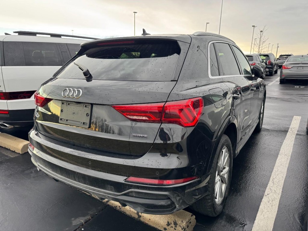 Audi Q3 Vehicle Full-screen Gallery Image 02