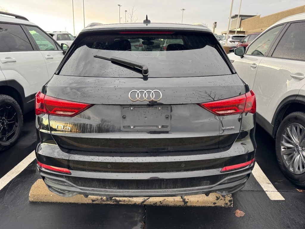 Audi Q3 Vehicle Full-screen Gallery Image 03