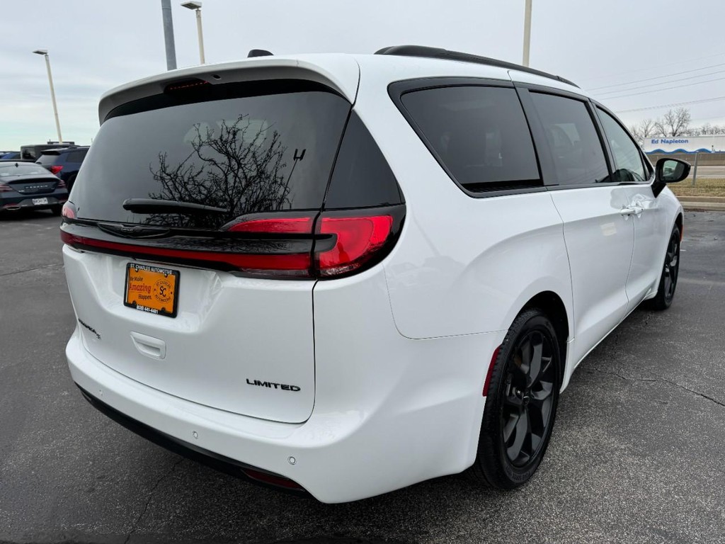 Chrysler Pacifica Vehicle Full-screen Gallery Image 03