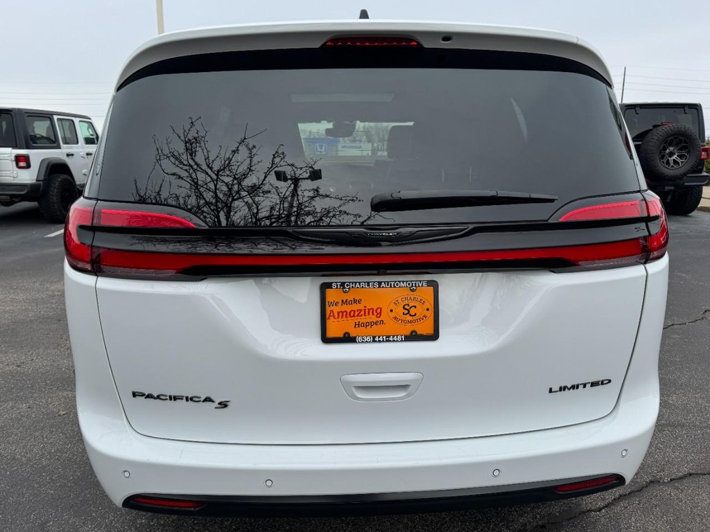 Chrysler Pacifica Vehicle Full-screen Gallery Image 04
