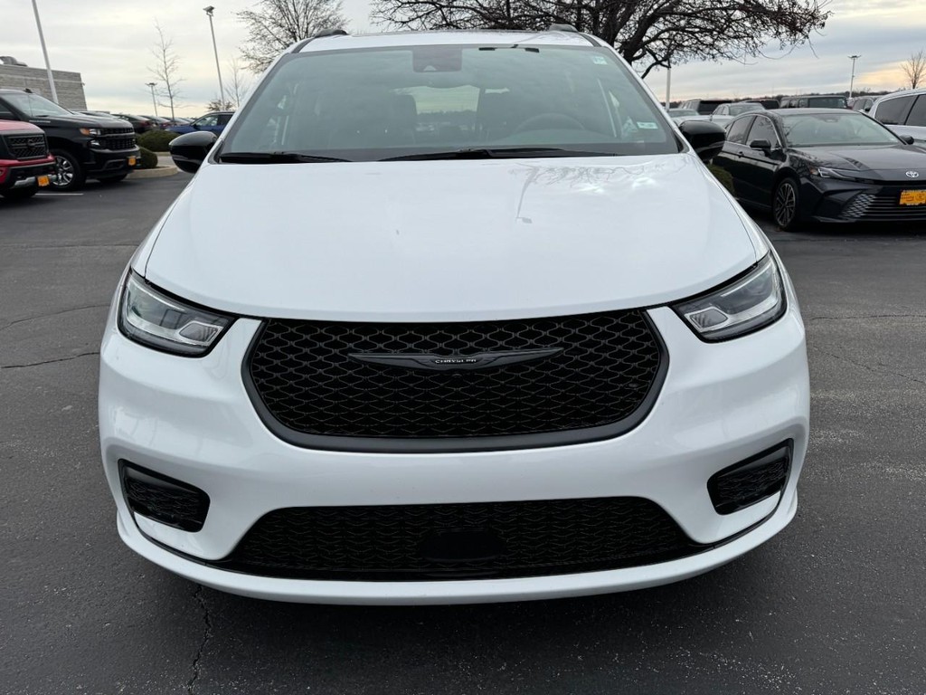 Chrysler Pacifica Vehicle Full-screen Gallery Image 09