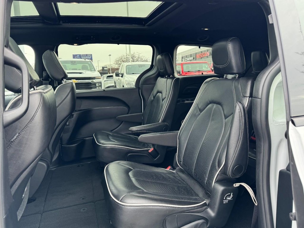 Chrysler Pacifica Vehicle Full-screen Gallery Image 10