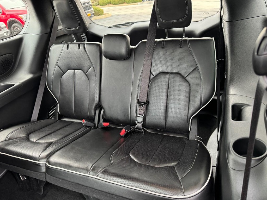 Chrysler Pacifica Vehicle Full-screen Gallery Image 11