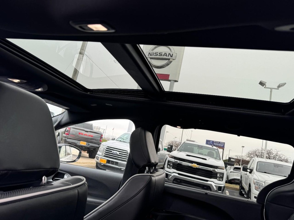 Chrysler Pacifica Vehicle Full-screen Gallery Image 12