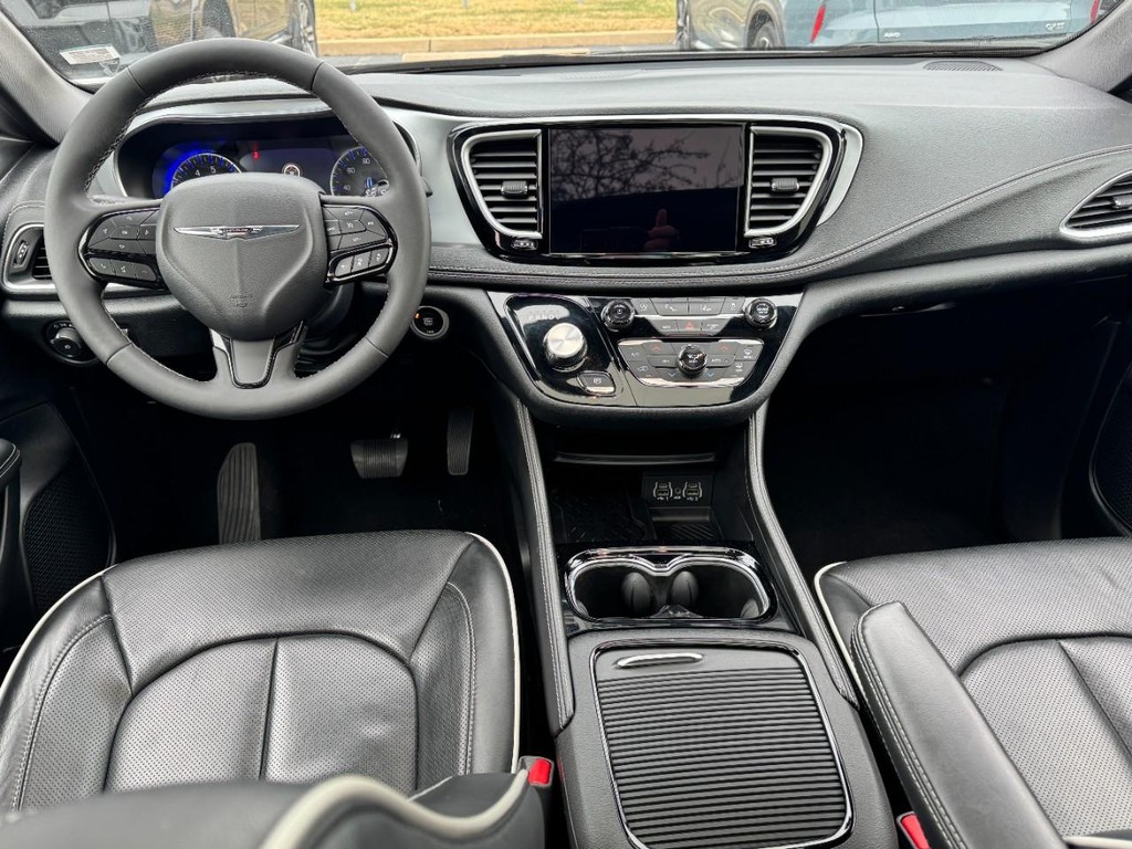 Chrysler Pacifica Vehicle Full-screen Gallery Image 13