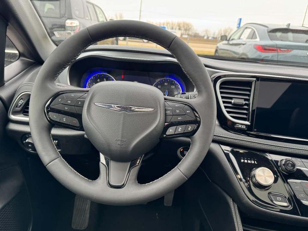 Chrysler Pacifica Vehicle Full-screen Gallery Image 14