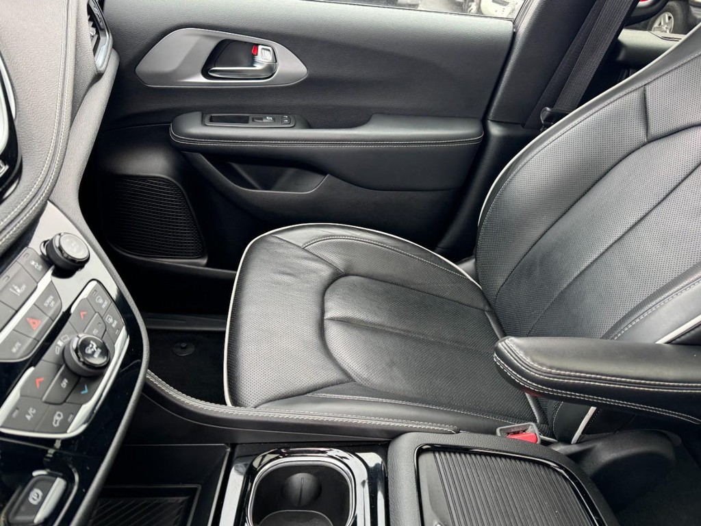 Chrysler Pacifica Vehicle Full-screen Gallery Image 15