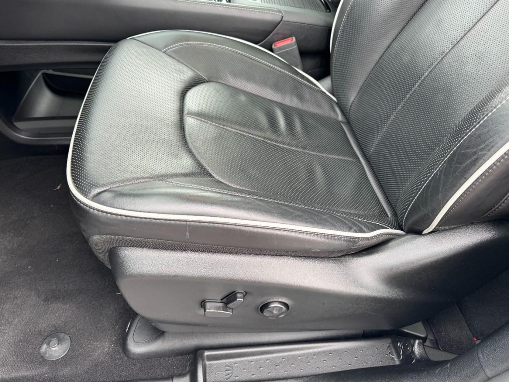 Chrysler Pacifica Vehicle Full-screen Gallery Image 16