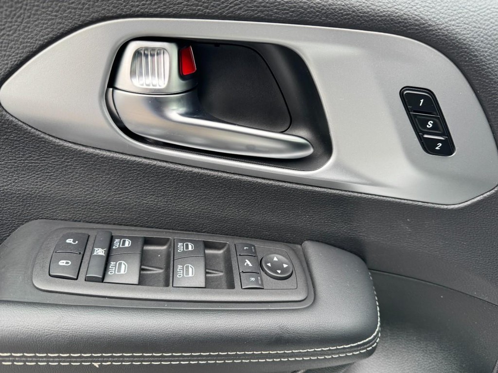 Chrysler Pacifica Vehicle Full-screen Gallery Image 17