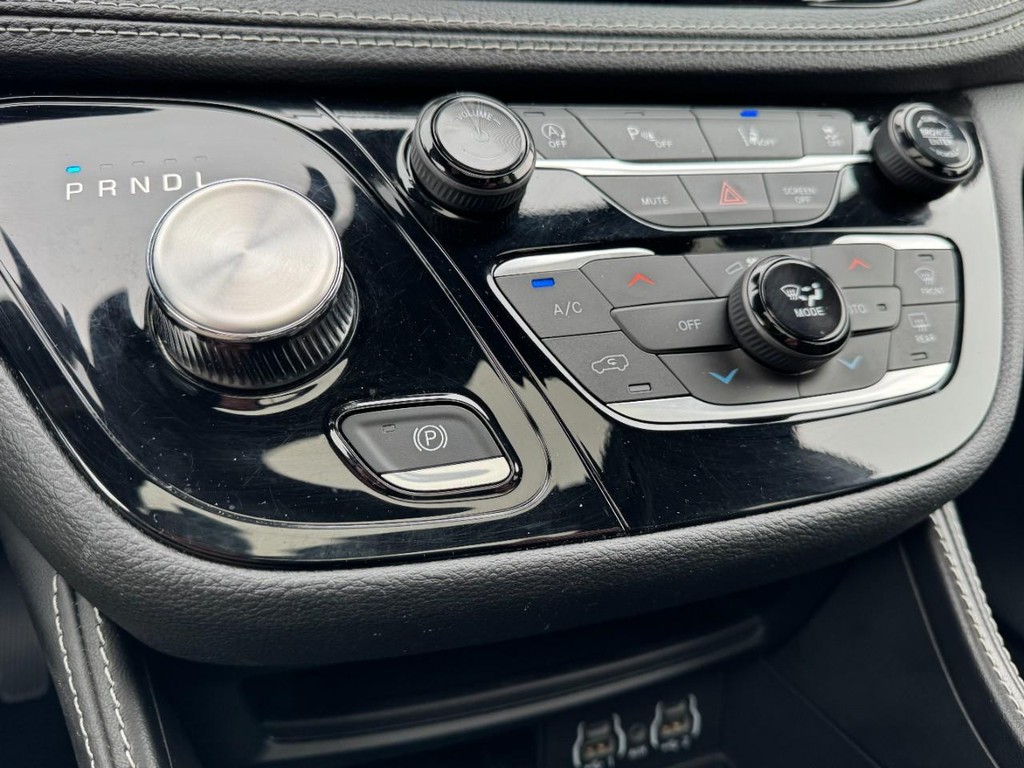 Chrysler Pacifica Vehicle Full-screen Gallery Image 20