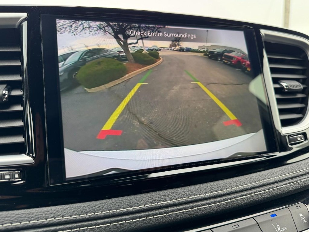 Chrysler Pacifica Vehicle Full-screen Gallery Image 23