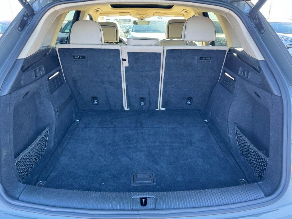 Audi Q5 Vehicle Full-screen Gallery Image 06