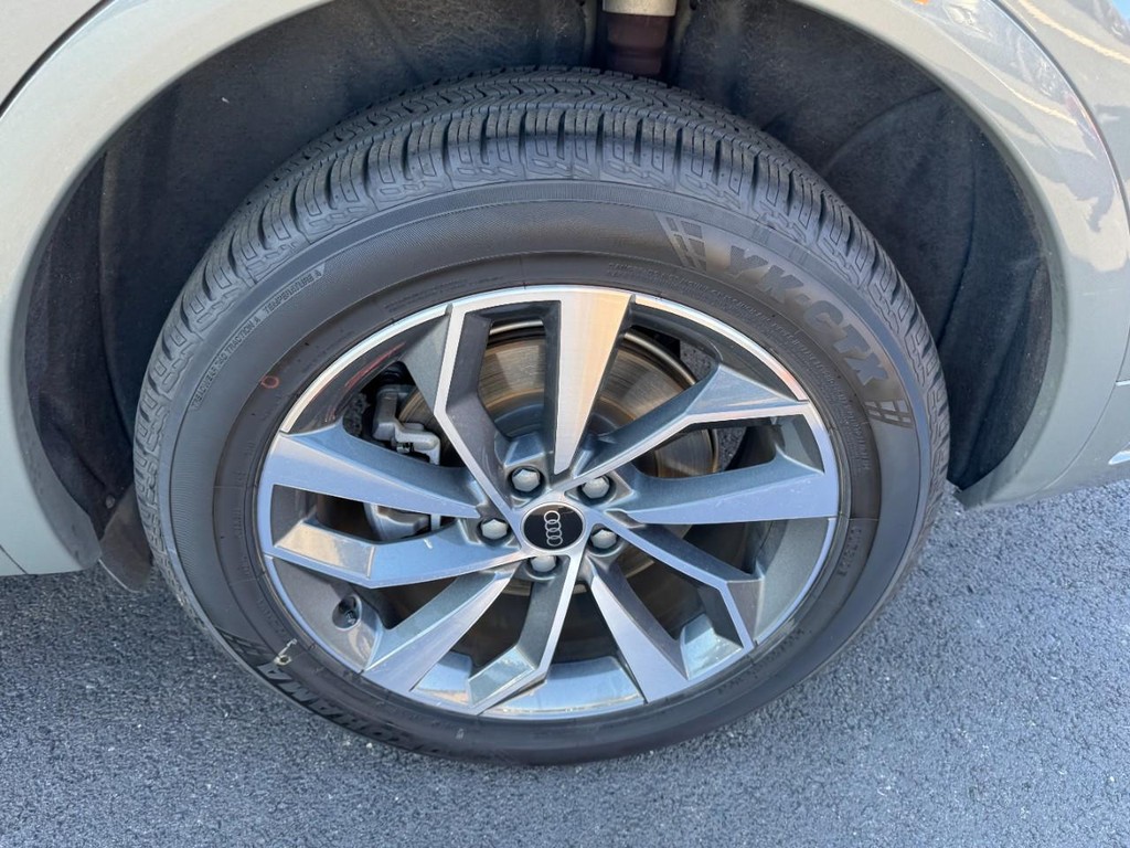 Audi Q5 Vehicle Full-screen Gallery Image 07