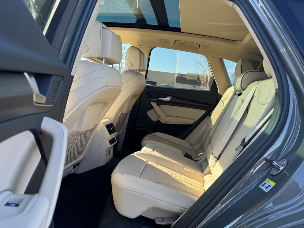 Audi Q5 Vehicle Full-screen Gallery Image 10