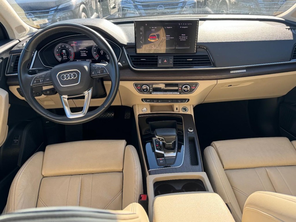 Audi Q5 Vehicle Full-screen Gallery Image 12