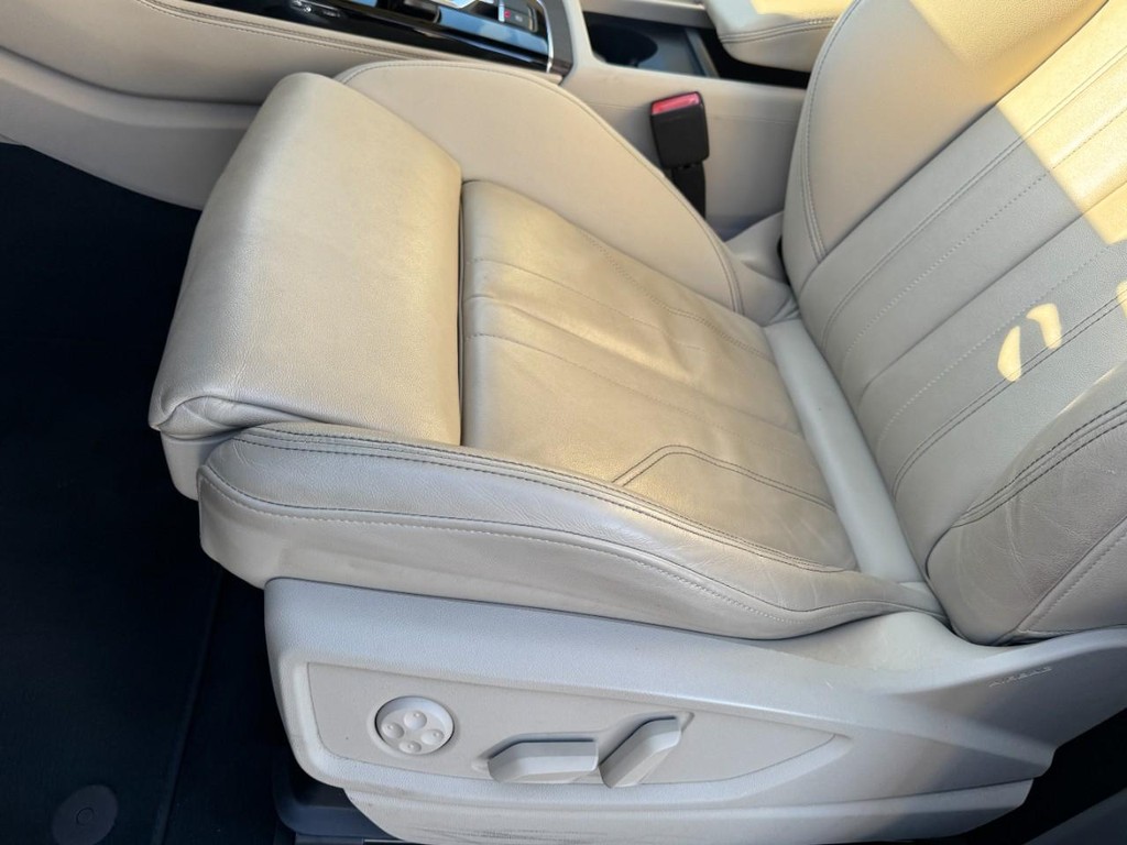 Audi Q5 Vehicle Full-screen Gallery Image 15