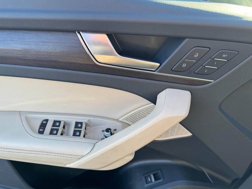 Audi Q5 Vehicle Full-screen Gallery Image 16