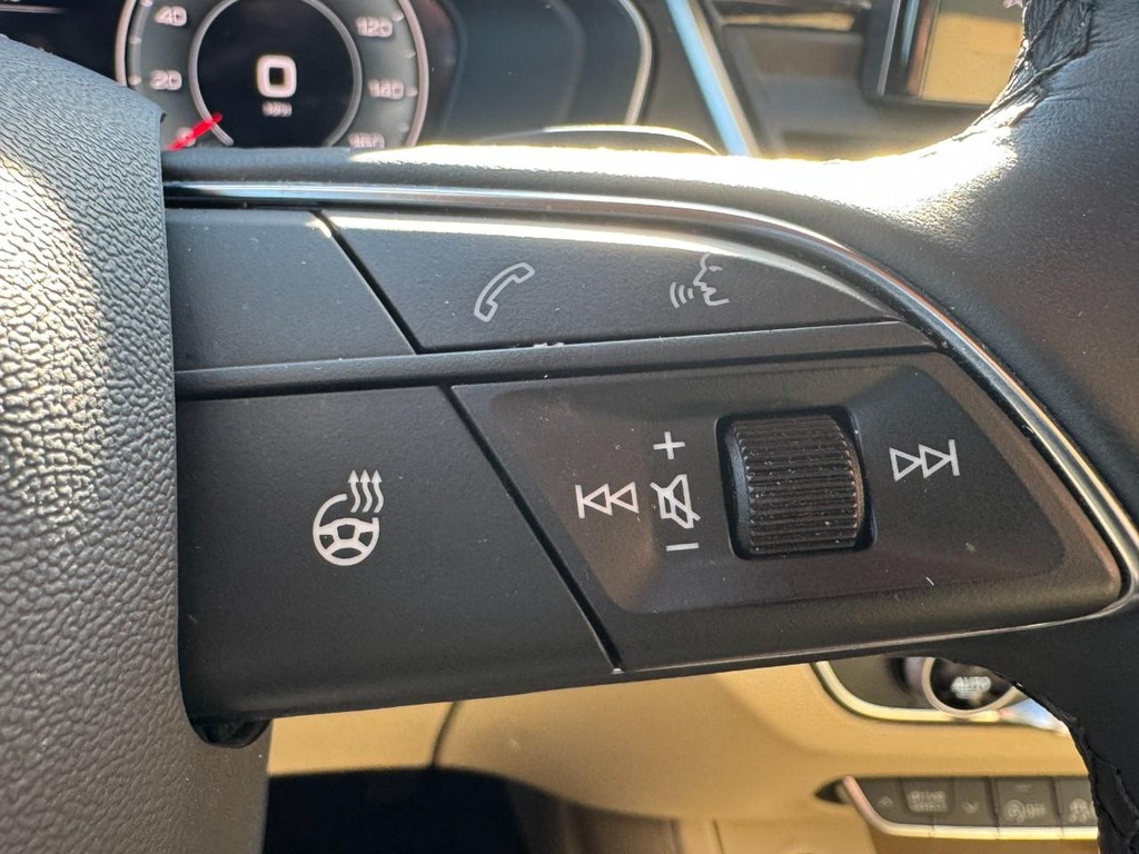 Audi Q5 Vehicle Full-screen Gallery Image 18