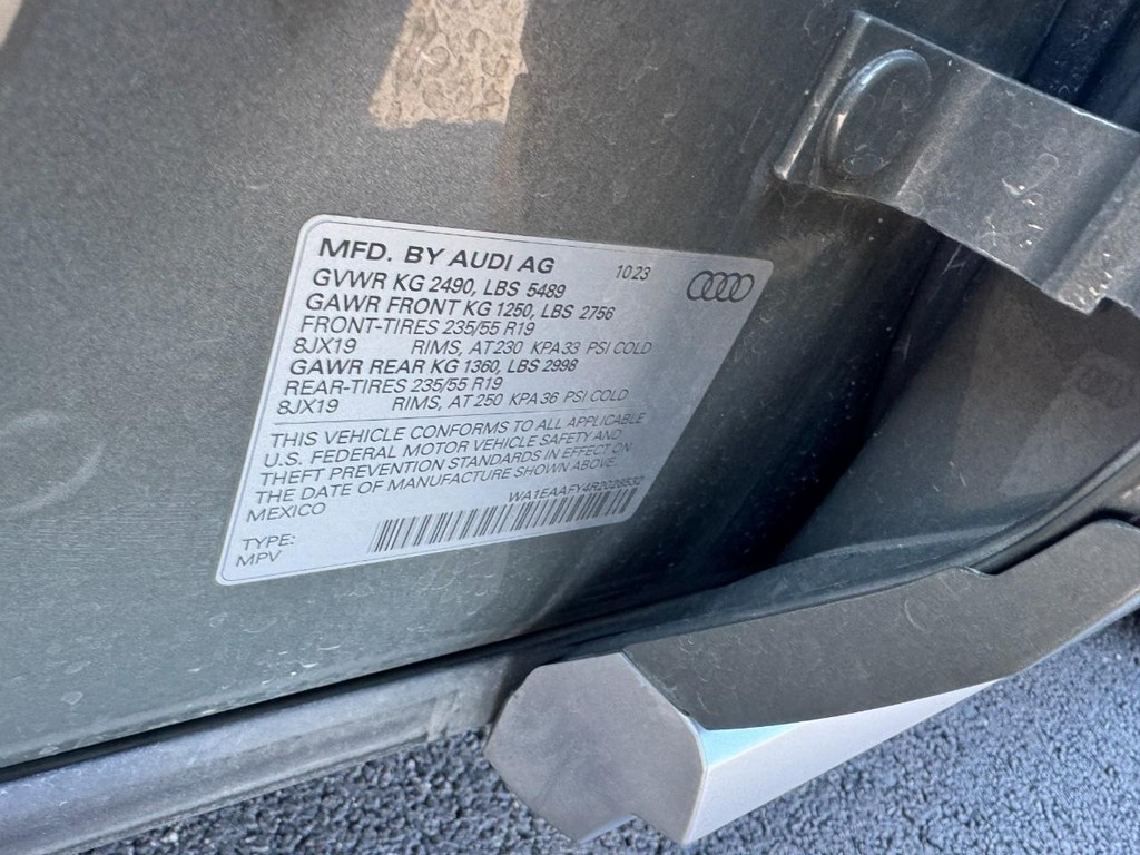 Audi Q5 Vehicle Full-screen Gallery Image 24