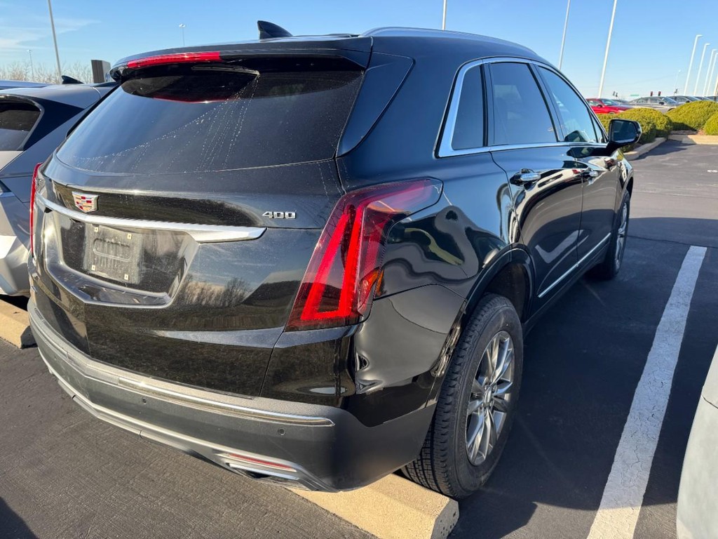 Cadillac XT5 Vehicle Full-screen Gallery Image 02