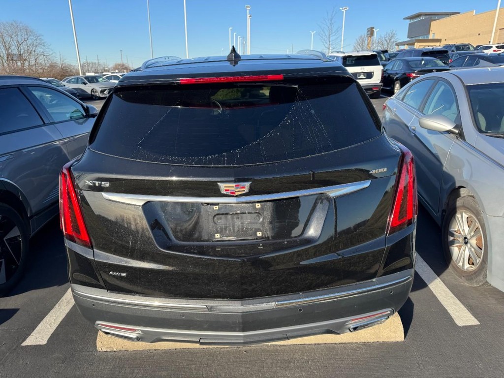 Cadillac XT5 Vehicle Full-screen Gallery Image 03