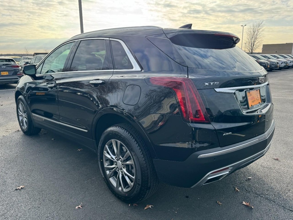 Cadillac XT5 Vehicle Full-screen Gallery Image 05
