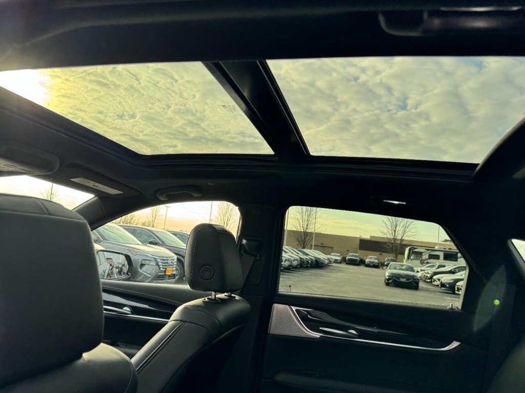 Cadillac XT5 Vehicle Full-screen Gallery Image 11