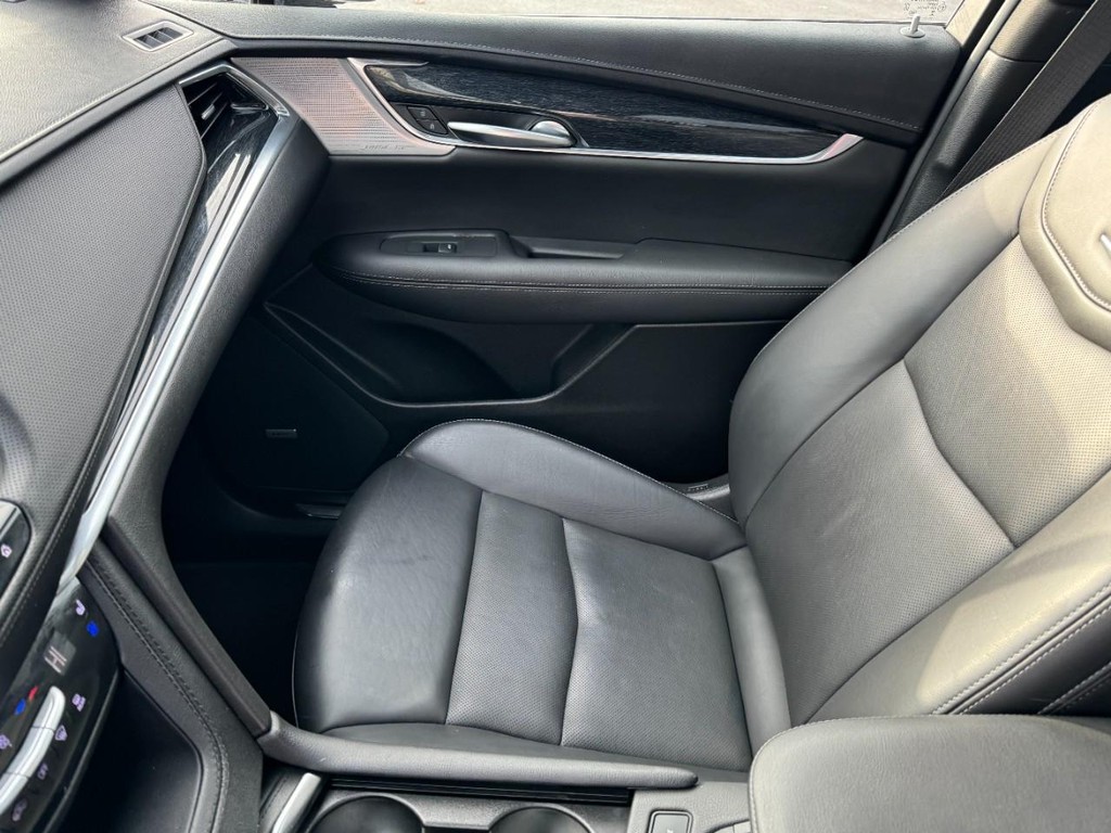 Cadillac XT5 Vehicle Full-screen Gallery Image 14