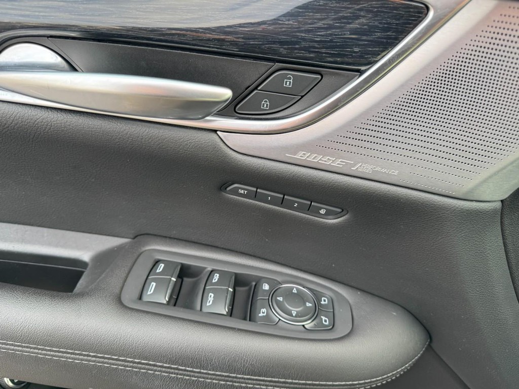 Cadillac XT5 Vehicle Full-screen Gallery Image 16