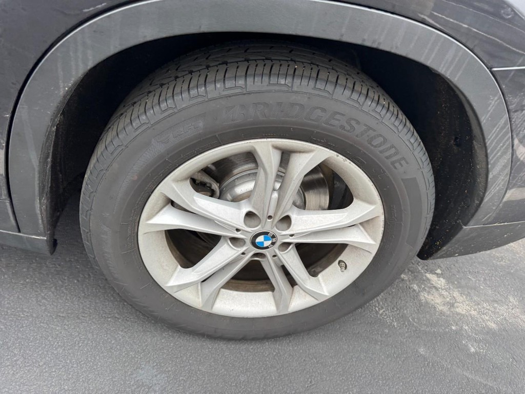 BMW X3 Vehicle Full-screen Gallery Image 04