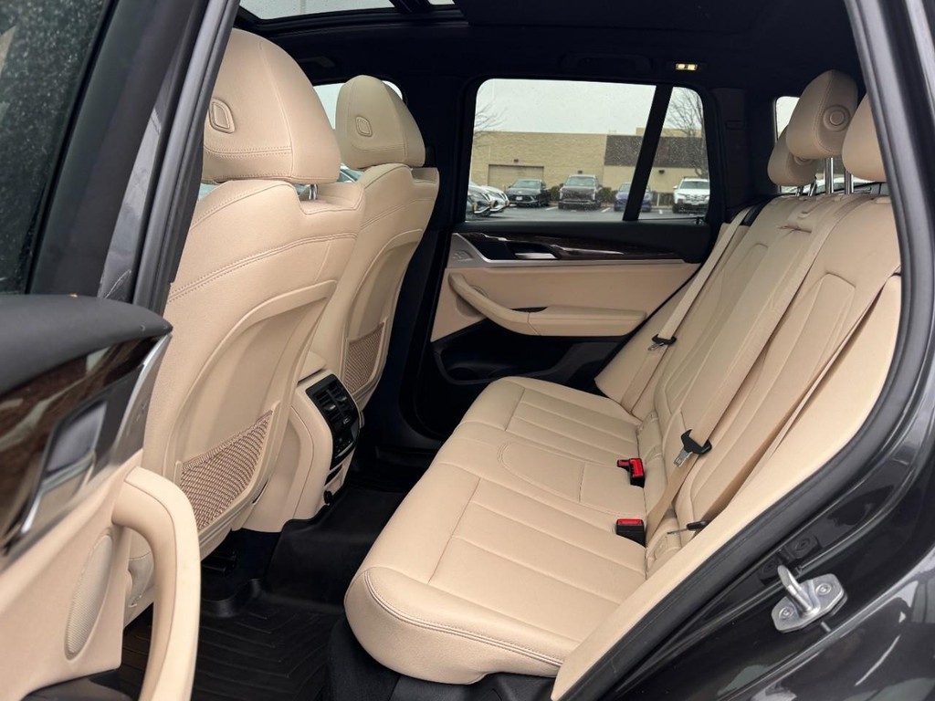 BMW X3 Vehicle Full-screen Gallery Image 10