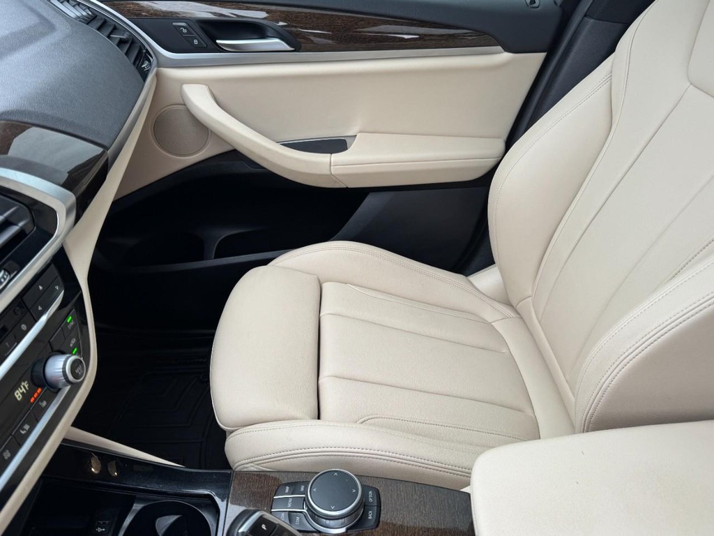 BMW X3 Vehicle Full-screen Gallery Image 14