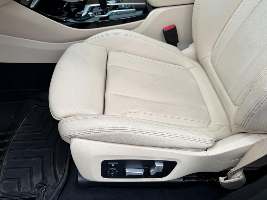 BMW X3 Vehicle Full-screen Gallery Image 15